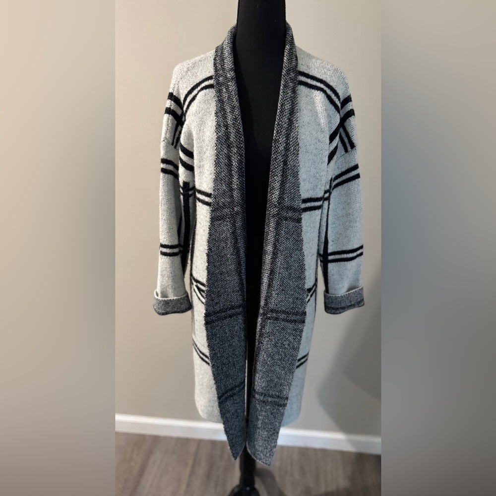 Suta Murt Black and White Sweater-cardigan minimalist look-modern European large